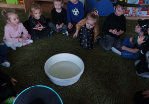Dzieci wrzucają monety do wody